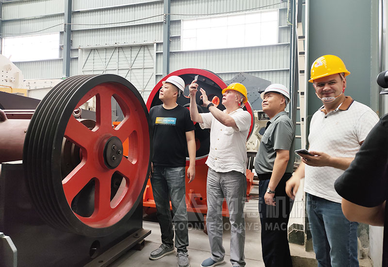 在車間給客戶講解設(shè)備 在車間給客戶講解設(shè)備