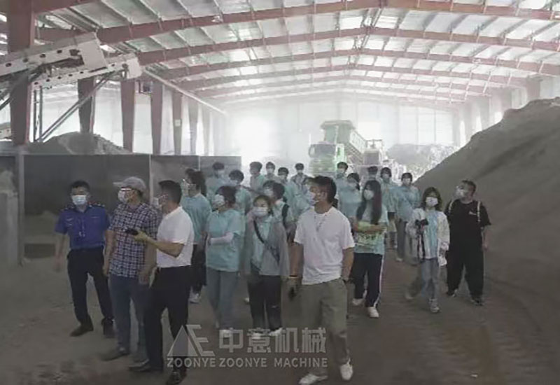 大學(xué)生現(xiàn)場(chǎng)參觀學(xué)習(xí) 大學(xué)生現(xiàn)場(chǎng)參觀學(xué)習(xí)