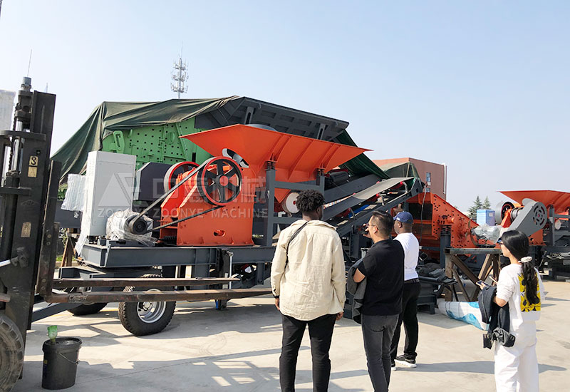 技術(shù)經(jīng)理為客戶講解設(shè)備.jpg 技術(shù)經(jīng)理為客戶講解設(shè)備