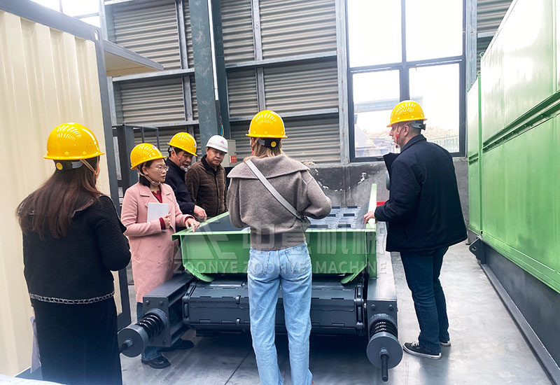 技術(shù)經(jīng)理為客戶講解設(shè)備