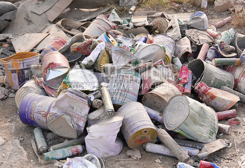 分揀出的油漆桶、不銹鋼等金屬類材質(zhì)