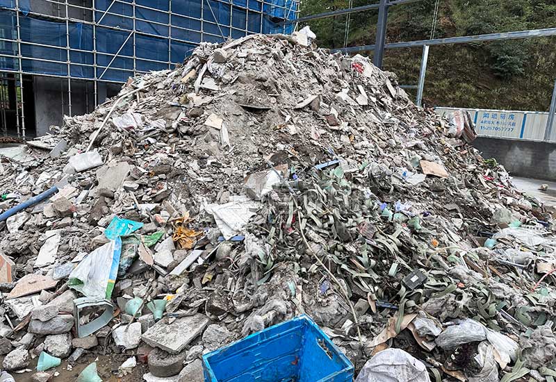 堆積成山的裝修垃圾 堆積成山的裝修垃圾